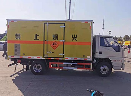 右玉爆破器材运输车技术升级与安全合规新趋势